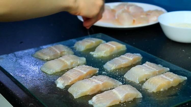 Preparare la lingua del mare in pastella. salare il pesce