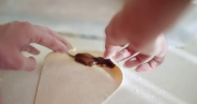 Per farcire il croissant, prepara il cioccolato