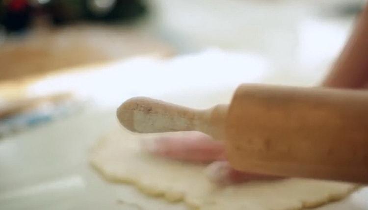 Stendi la pasta per fare i cornetti