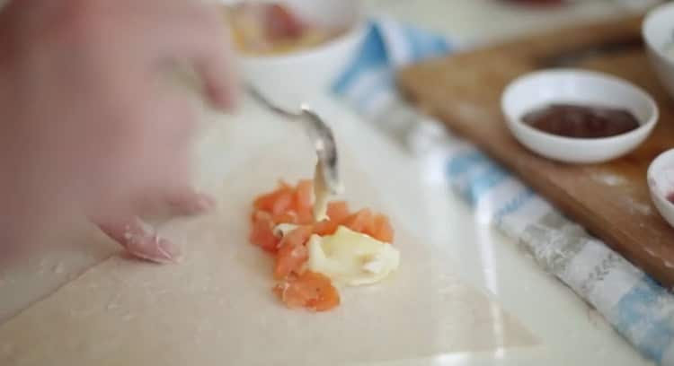 Mescoli gli ingredienti per i condimenti del croissant.