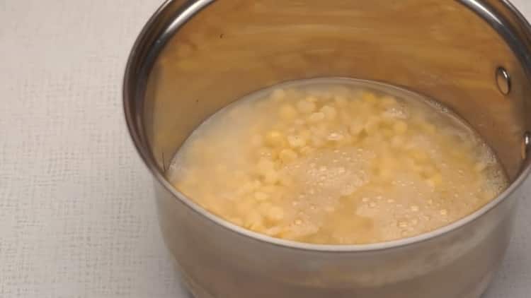 Per preparare i condimenti per torte fritte, far bollire i piselli