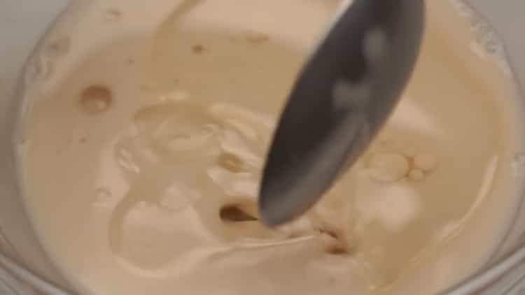 Per preparare i condimenti per torte fritte, fai un impasto