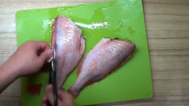 per preparare il pesce persico nel forno in un foglio, preparare gli ingredienti.