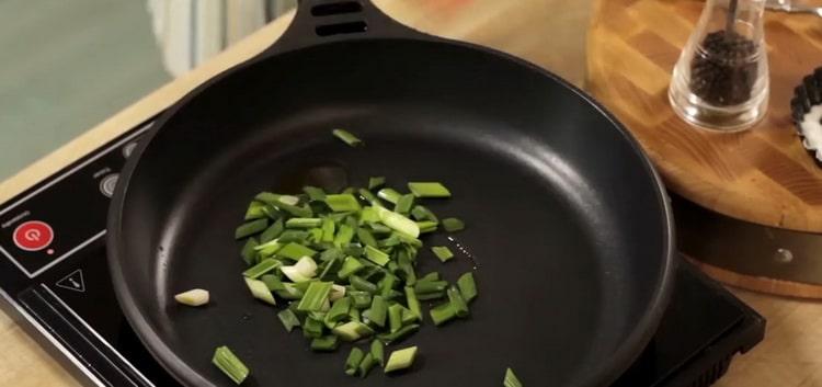 Per cucinare la pasta al salmone, friggere le cipolle