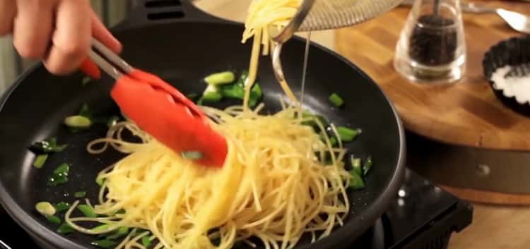 Per preparare la pasta al salmone, aggiungi la pasta nella padella