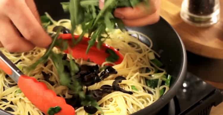 Preparare le verdure per la pasta al salmone