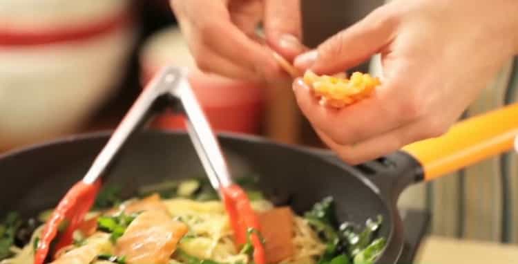 Per preparare la pasta al salmone, aggiungi il pesce nella padella.