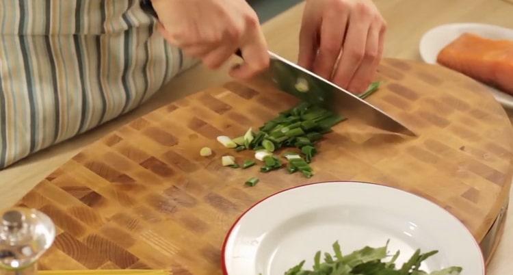 Per preparare la pasta al salmone, tritare le verdure