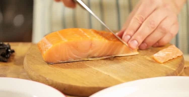 Per preparare la pasta al salmone, tagliare il pesce