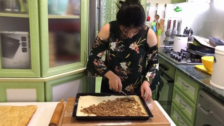 Per fare la baklava dalla pasta sfoglia, metti il ​​ripieno sull'impasto