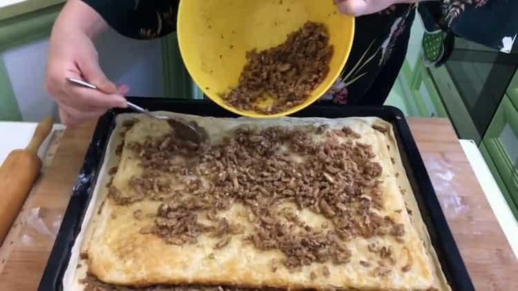 Disporre gli strati per preparare la baklava dalla pasta sfoglia