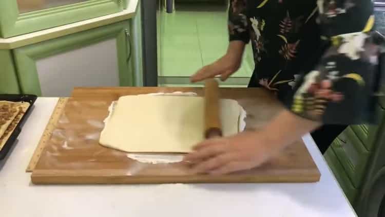 Per fare la pasta sfoglia baklava stendere la pasta