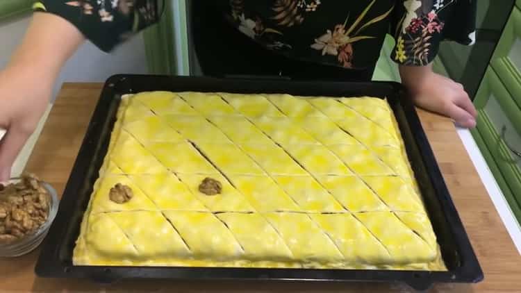 Per fare la baklava di pasta sfoglia, ungere l'impasto con un uovo