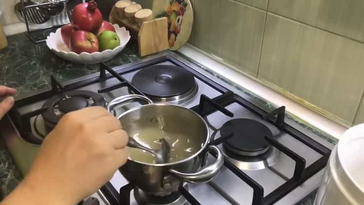 Per preparare la baklava di pasta sfoglia, preparare lo sciroppo