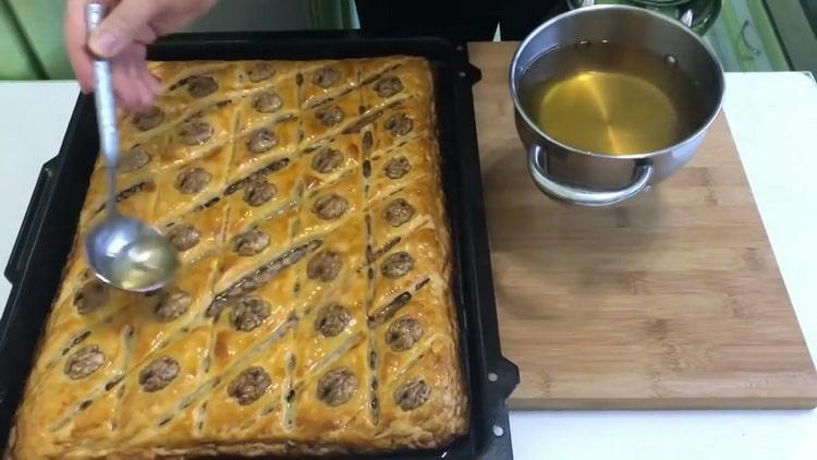 Baklava di pasta sfoglia secondo una ricetta graduale con foto