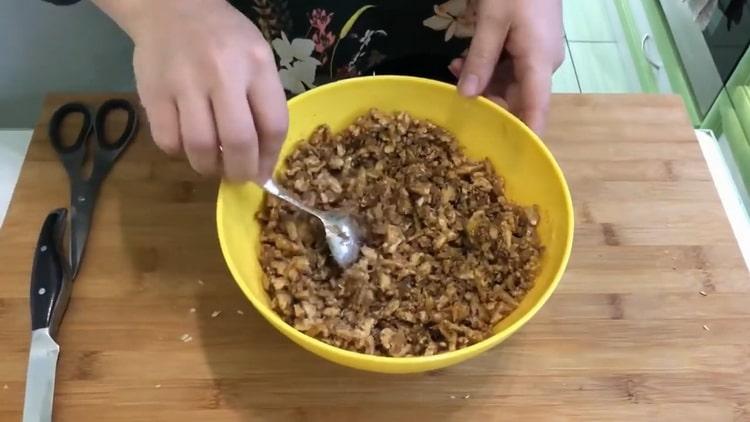 Per preparare la baklava di pasta sfoglia, preparare il ripieno