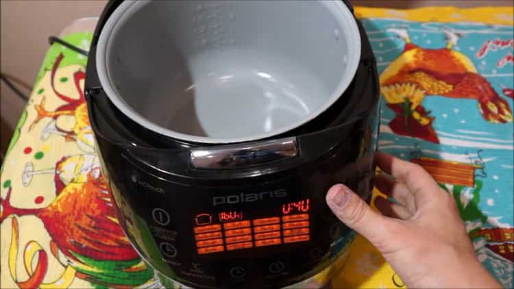 Per preparare torte in una pentola a cottura lenta, prepara i piatti