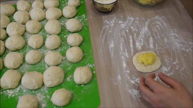 Per preparare le torte in una pentola a cottura lenta, mettere il ripieno sull'impasto