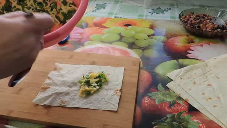 Disporre il ripieno per fare il pane pita dal pane pita.