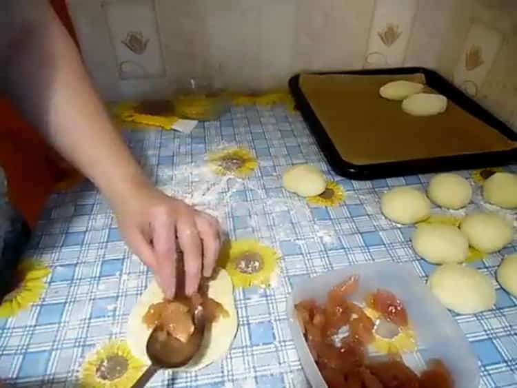 Per preparare le torte al forno, mettere il ripieno sull'impasto