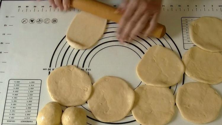 Stendi la pasta per fare le torte di ciliegie