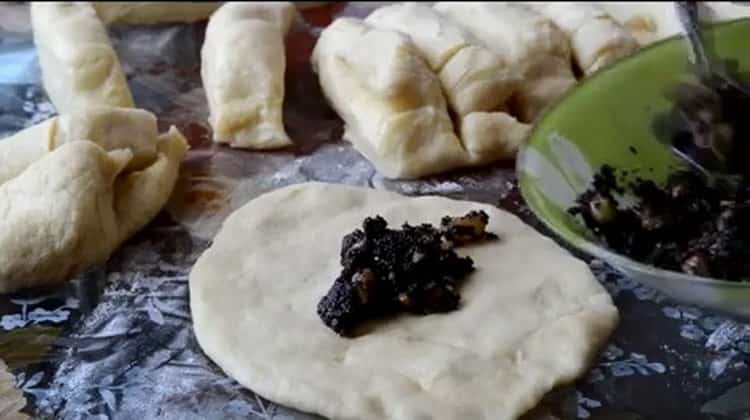 Per fare torte con semi di papavero, metti il ​​ripieno sull'impasto