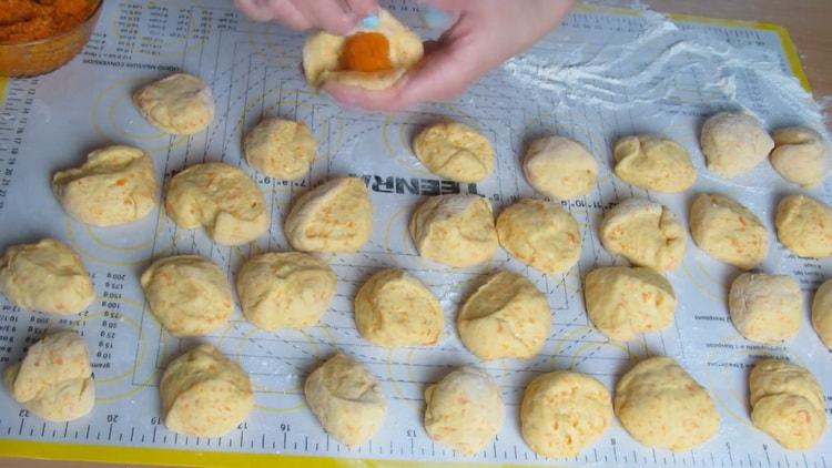 Per preparare torte con le carote, metti il ​​ripieno sull'impasto