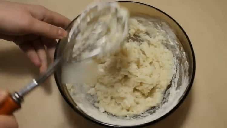 Per fare le torte di carne, prepara la pasta choux