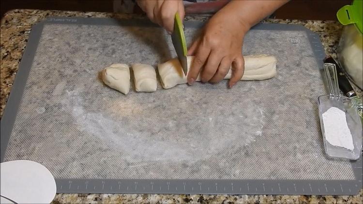 Per fare le polpette di carne nel forno, tagliare l'impasto