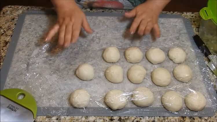 Per preparare polpette di carne nel forno, posizionare la pasta sotto un film