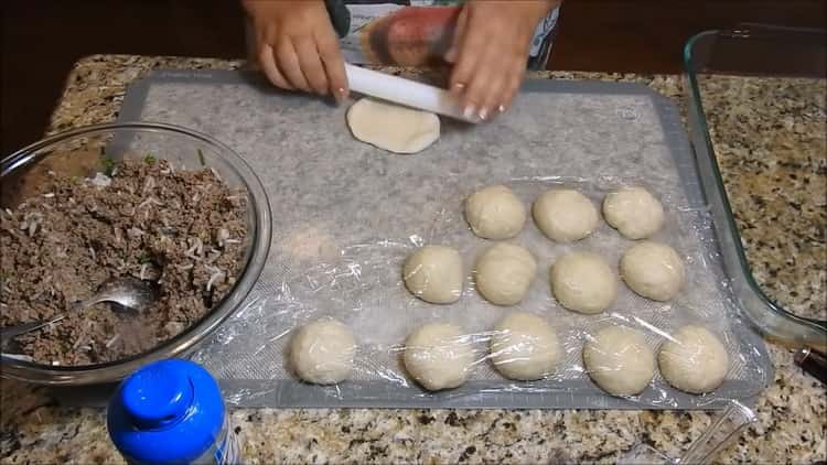 Stendi l'impasto per fare le polpette di carne nel forno