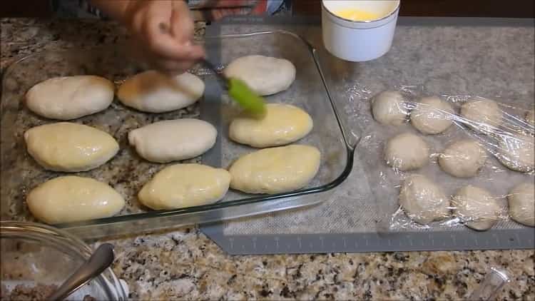 Per fare le polpette di carne nel forno, ungere le polpette con un uovo