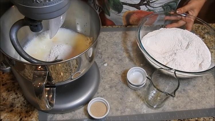 Unire gli ingredienti per fare le polpette di carne nel forno.