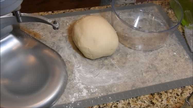 Per fare le polpette di carne nel forno, preparare l'impasto