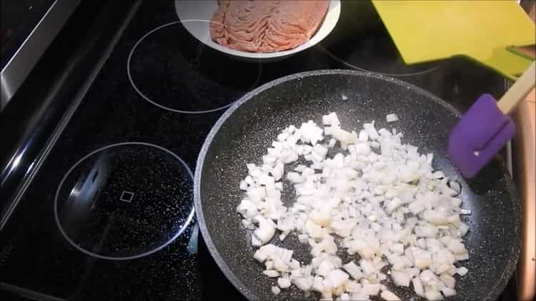 Per fare le polpette di carne nel forno, passa le cipolle