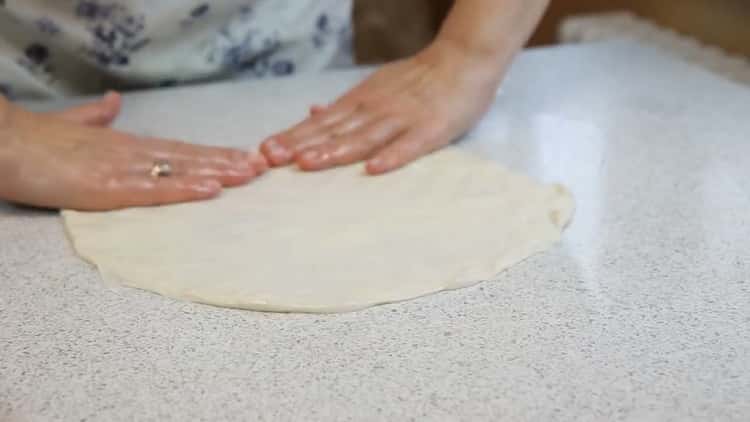 Per fare torte con carne di pasta sfoglia stendere la pasta