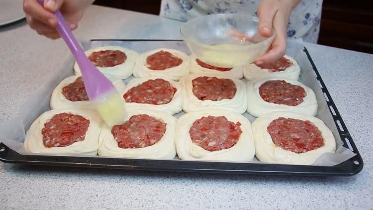 Per cuocere la pasta sfoglia con la carne, preriscaldare il forno