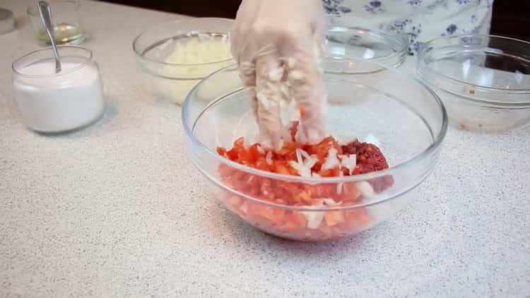 Per fare torte con carne di pasta sfoglia, tagliare il ripieno