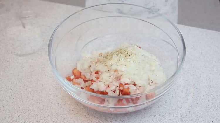 Per fare torte con carne di pasta sfoglia, preparare il ripieno