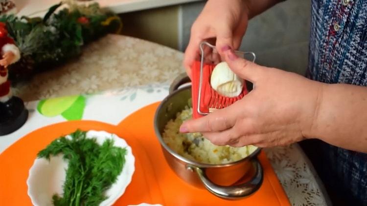 Bollire le uova per fare torte di riso