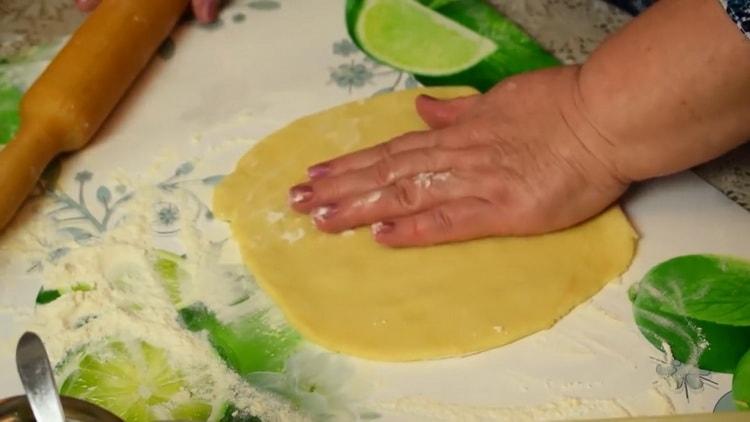 Stendi la pasta per fare le torte di riso