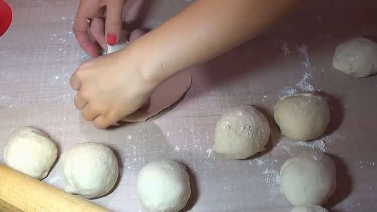 Per preparare torte con salsiccia, mettere il ripieno sull'impasto