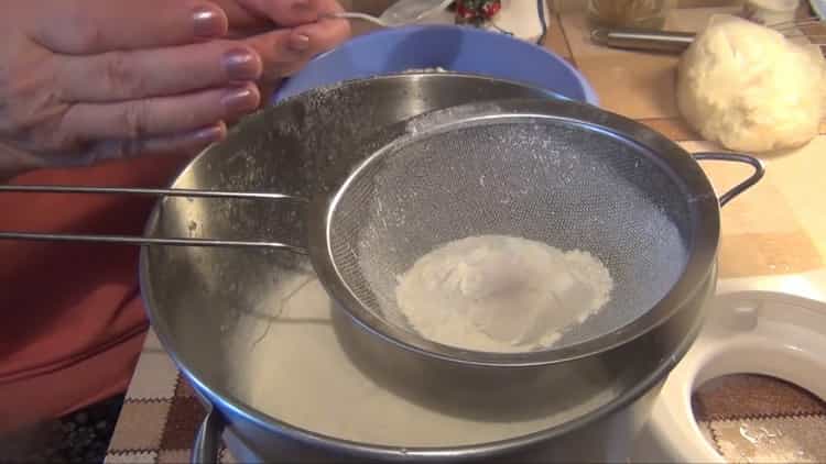 Pag-ayos ng harina upang makagawa ng mga patty na keso sa cottage