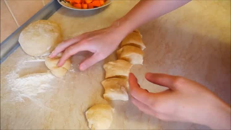 Per fare torte di zucca, dividi l'impasto