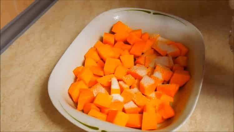 Per fare torte di zucca, cuoci una zucca