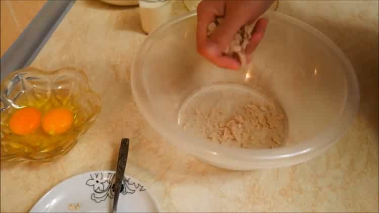 Per preparare le torte tritate nel forno, preparare gli ingredienti