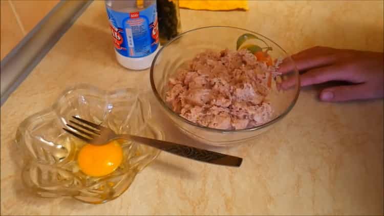 Per preparare torte tritate nel forno, preparare il ripieno