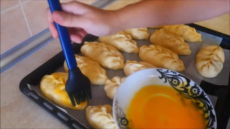 Per fare torte con le mele nel forno, ungere l'impasto con le uova