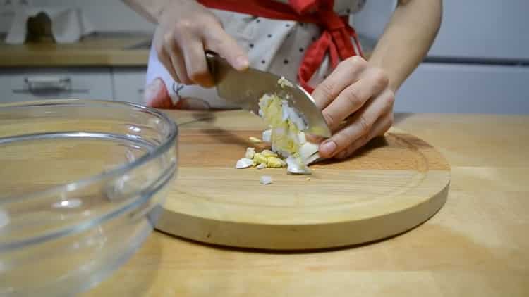 per fare torte con le uova, tritare le uova