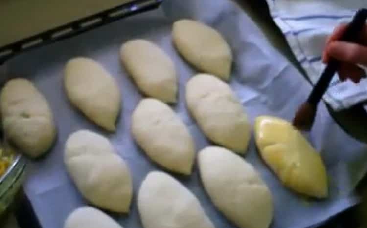 Per fare torte con un uovo e cipolle verdi, ungile le torte con un uovo